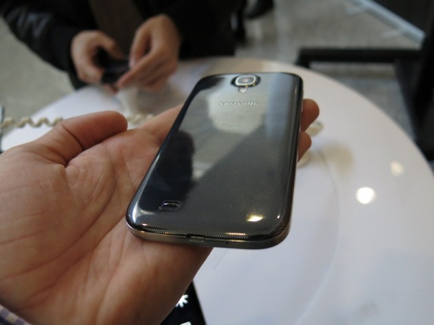 HTC-One-vs-Samsung-Galax-S4-Gadget (15)