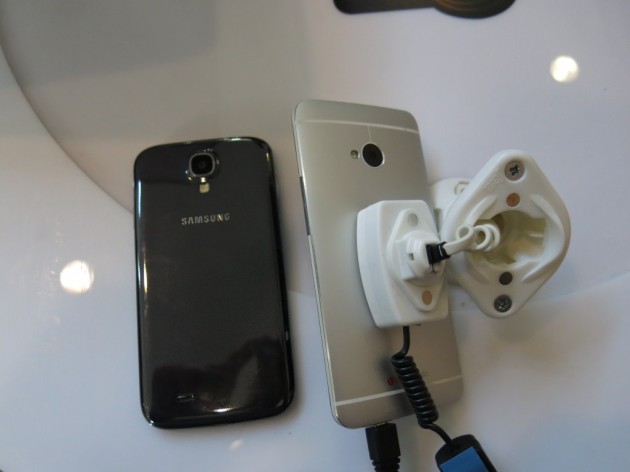 HTC-One-vs-Samsung-Galax-S4-Gadget (5)