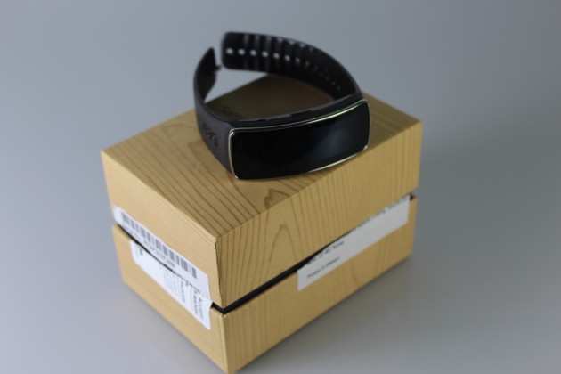 Unboxing-Samsung-Gear-Fit (8)