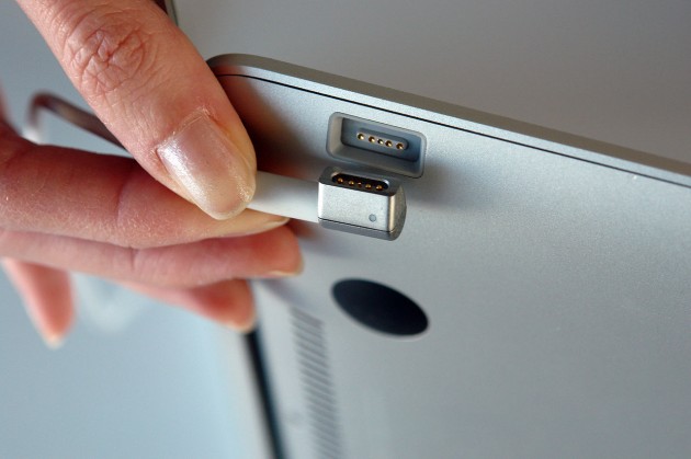 20140520-MagSafe_in_Original_MacBook_Air