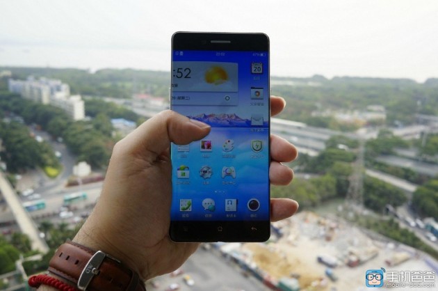 Smartphone cu margini laterale aproape inexistente