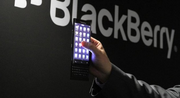 blackberry cu ecran curbat