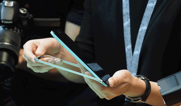 Asus ZenFone Selfie attach