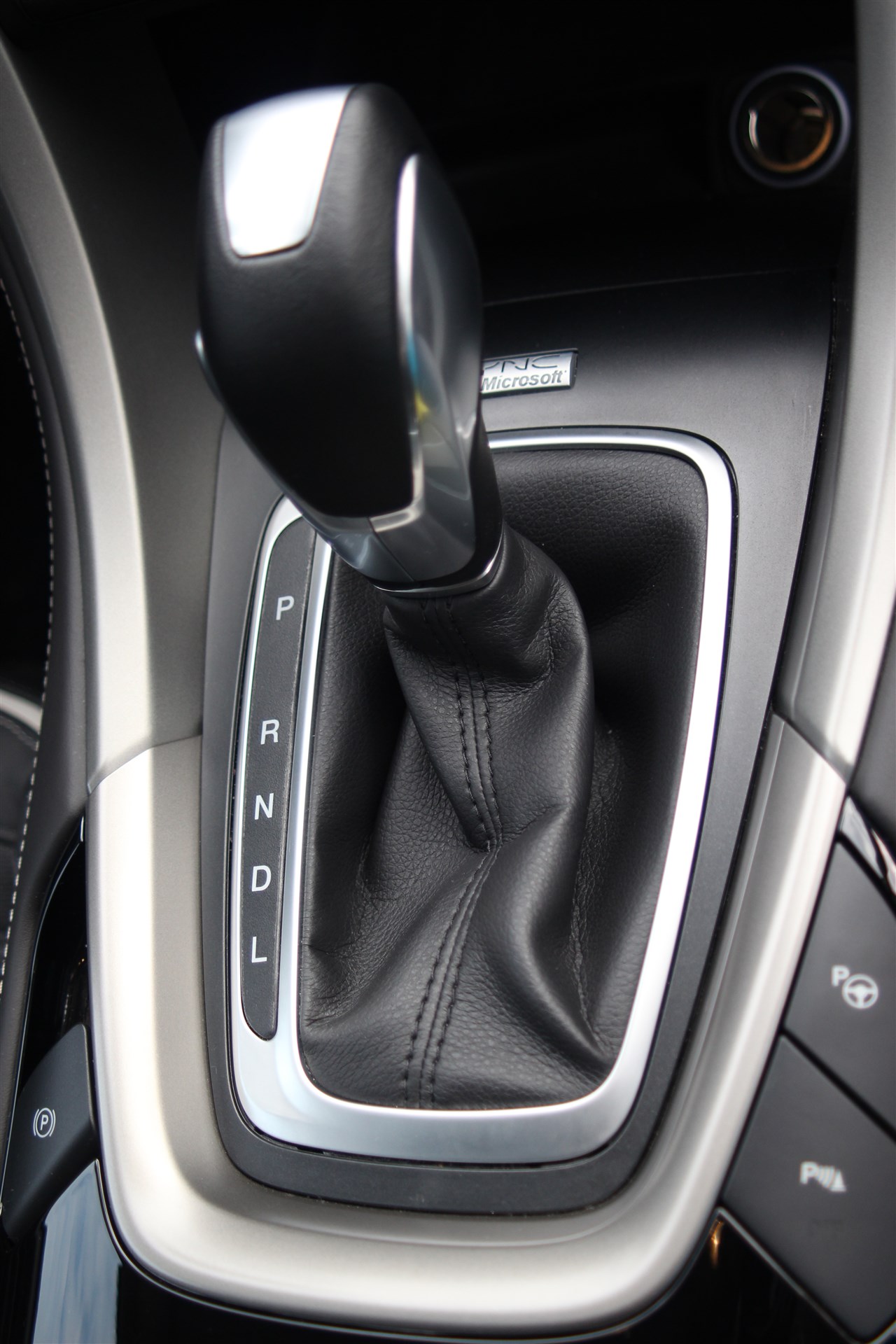 Ford Mondeo Vignale Hybrid Interior (10)